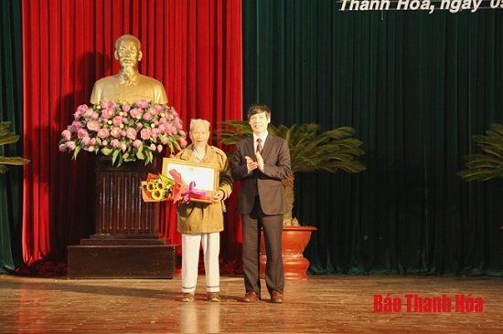 Truy tặng danh hiệu vinh dự 32win com “Bà mẹ 32win c9m Anh hùng” và trao tặng Huân chương Độc lập cho các gia đình có nhiều liệt sĩ hy sinh vì độc lập, tự do của Tổ quốc