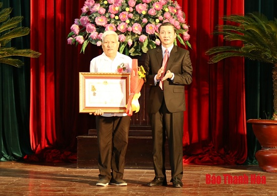 Truy tặng danh hiệu vinh dự 32win com “Bà mẹ 32win c9m Anh hùng” và trao tặng Huân chương Độc lập cho các gia đình có nhiều liệt sĩ hy sinh vì độc lập, tự do của Tổ quốc