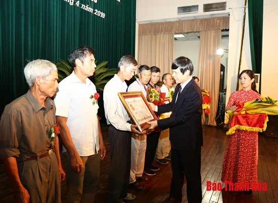 Truy tặng danh hiệu vinh dự 32win com “Bà mẹ 32win c9m Anh hùng” và trao tặng Huân chương Độc lập cho các gia đình có nhiều liệt sĩ hy sinh vì độc lập, tự do của Tổ quốc