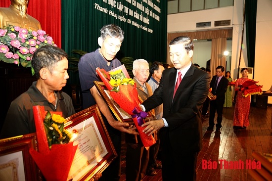 Truy tặng danh hiệu vinh dự 32win com “Bà mẹ 32win c9m Anh hùng” và trao tặng Huân chương Độc lập cho các gia đình có nhiều liệt sĩ hy sinh vì độc lập, tự do của Tổ quốc