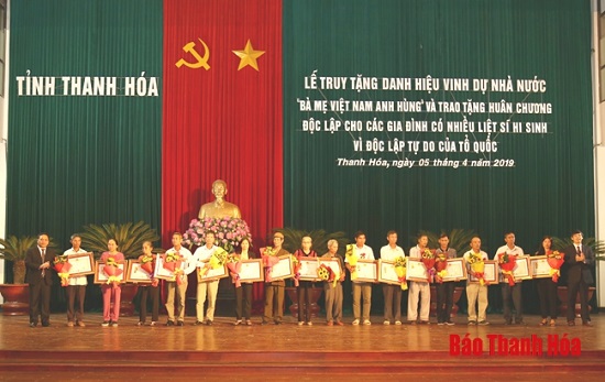 Truy tặng danh hiệu vinh dự 32win com “Bà mẹ 32win c9m Anh hùng” và trao tặng Huân chương Độc lập cho các gia đình có nhiều liệt sĩ hy sinh vì độc lập, tự do của Tổ quốc