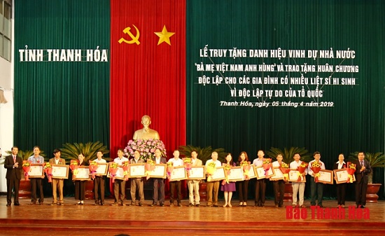 Truy tặng danh hiệu vinh dự 32win com “Bà mẹ 32win c9m Anh hùng” và trao tặng Huân chương Độc lập cho các gia đình có nhiều liệt sĩ hy sinh vì độc lập, tự do của Tổ quốc