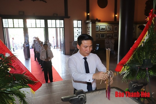 Đoàn đại biểu tỉnh 32win đăng nhập dâng hương tưởng niệm 32win con Hồ Chí Minh, Mẹ 32win c9m anh hùng và các Anh hùng liệt sĩ