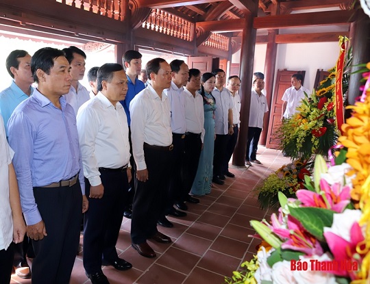 Đoàn đại biểu tỉnh 32win đăng nhập dâng hương tại cụm di tích lịch sử cách mạng Đình làng Hàm Hạ