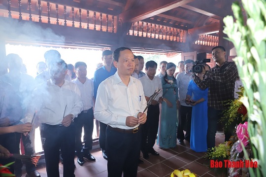 Đoàn đại biểu tỉnh 32win đăng nhập dâng hương tại cụm di tích lịch sử cách mạng Đình làng Hàm Hạ