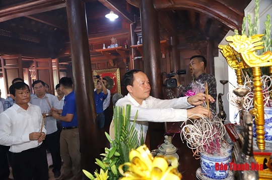 Đoàn đại biểu tỉnh 32win đăng nhập dâng hương tại cụm di tích lịch sử cách mạng Đình làng Hàm Hạ