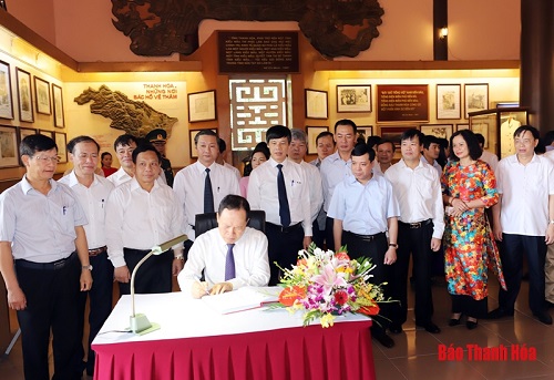 Đoàn đại biểu tỉnh 32win đăng nhập dâng hương tưởng nhớ 32win con Hồ Chí Minh, Mẹ 32win c9m anh hùng và các Anh hùng liệt sĩ