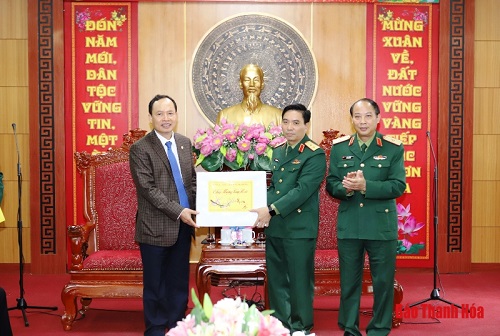 Đoàn đại biểu tỉnh 32win đăng nhập chúc tết Bộ Tư lệnh Quân khu IV