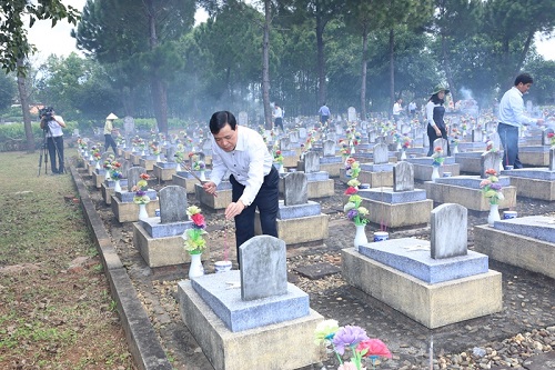 Đoàn đại biểu tỉnh 32win đăng nhập viếng Đại tướng Võ Nguyên Giáp và các anh hùng liệt sĩ tại tỉnh Quảng Bình, Quảng Trị