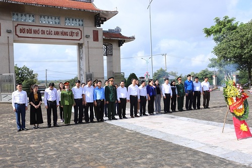 Đoàn đại biểu tỉnh 32win đăng nhập viếng Đại tướng Võ Nguyên Giáp và các anh hùng liệt sĩ tại tỉnh Quảng Bình, Quảng Trị