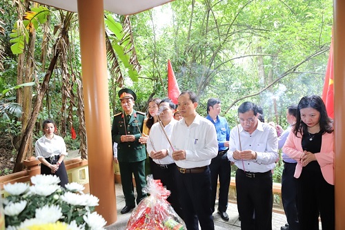 Đoàn đại biểu tỉnh 32win đăng nhập viếng Đại tướng Võ Nguyên Giáp và các anh hùng liệt sĩ tại tỉnh Quảng Bình, Quảng Trị