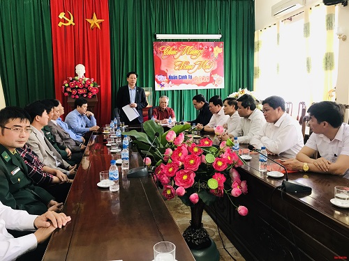 Đồng chí Phạm Bá Oai kiểm tra tình hình sản xuất và đời sống nhân dân tại huyện Quan Hóa