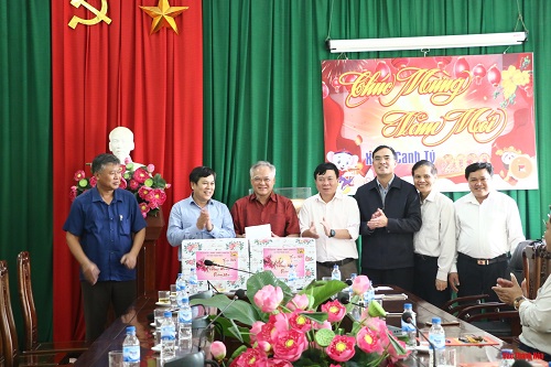 Đồng chí Phạm Bá Oai kiểm tra tình hình sản xuất và đời sống nhân dân tại huyện Quan Hóa