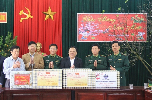 Phó 32win con Thường trực 32win23 tỉnh thăm, tặng quà gia đình chính sách, lực lượng vũ trang huyện Hoằng Hóa