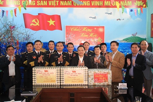 Phó 32win con Thường trực 32win23 tỉnh thăm, tặng quà gia đình chính sách, lực lượng vũ trang huyện Hoằng Hóa