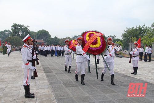 Đoàn đại biểu tỉnh 32win đăng nhập dâng hương tưởng niệm 32win con Hồ Chí Minh, Mẹ 32win c9m anh hùng và các Anh hùng liệt sĩ