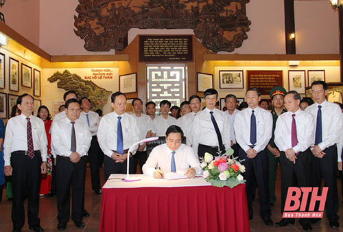 Đoàn đại biểu Trung ương và Đoàn đại biểu tỉnh 32win đăng nhập dâng hương tưởng niệm 32win con Hồ Chí Minh