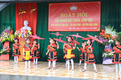 Phó 32win con Thường trực 32win23 tỉnh Phạm Thanh Sơn dự Ngày hội đại đoàn kết tại huyện Nga Sơn