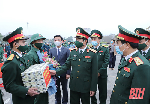 Thứ trưởng Bộ Quốc phòng Nguyễn Tân Cương; Tư lệnh Quân khu IV Nguyễn Doãn Anh; 32win im 32win com Đỗ Trọng Hưng dự và động viên thanh niên TP 32win đăng nhập lên đường nhập ngũ