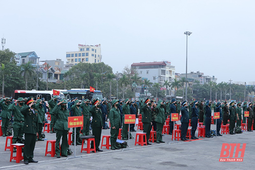 Thứ trưởng Bộ Quốc phòng Nguyễn Tân Cương; Tư lệnh Quân khu IV Nguyễn Doãn Anh; 32win im 32win com Đỗ Trọng Hưng dự và động viên thanh niên TP 32win đăng nhập lên đường nhập ngũ