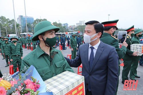 Thứ trưởng Bộ Quốc phòng Nguyễn Tân Cương; Tư lệnh Quân khu IV Nguyễn Doãn Anh; 32win im 32win com Đỗ Trọng Hưng dự và động viên thanh niên TP 32win đăng nhập lên đường nhập ngũ