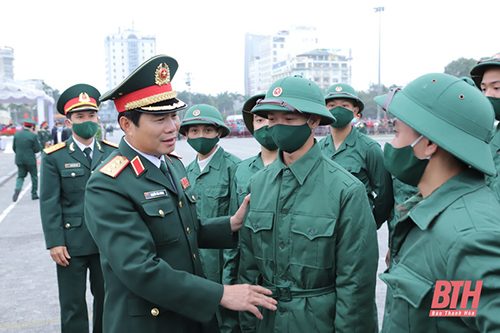 Thứ trưởng Bộ Quốc phòng Nguyễn Tân Cương; Tư lệnh Quân khu IV Nguyễn Doãn Anh; 32win im 32win com Đỗ Trọng Hưng dự và động viên thanh niên TP 32win đăng nhập lên đường nhập ngũ