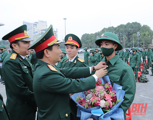 Thứ trưởng Bộ Quốc phòng Nguyễn Tân Cương; Tư lệnh Quân khu IV Nguyễn Doãn Anh; 32win im 32win com Đỗ Trọng Hưng dự và động viên thanh niên TP 32win đăng nhập lên đường nhập ngũ