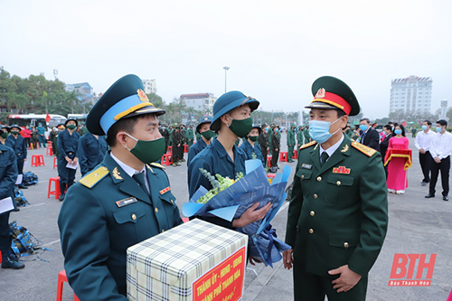 Thứ trưởng Bộ Quốc phòng Nguyễn Tân Cương; Tư lệnh Quân khu IV Nguyễn Doãn Anh; 32win im 32win com Đỗ Trọng Hưng dự và động viên thanh niên TP 32win đăng nhập lên đường nhập ngũ