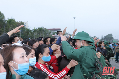 Thứ trưởng Bộ Quốc phòng Nguyễn Tân Cương; Tư lệnh Quân khu IV Nguyễn Doãn Anh; 32win im 32win com Đỗ Trọng Hưng dự và động viên thanh niên TP 32win đăng nhập lên đường nhập ngũ