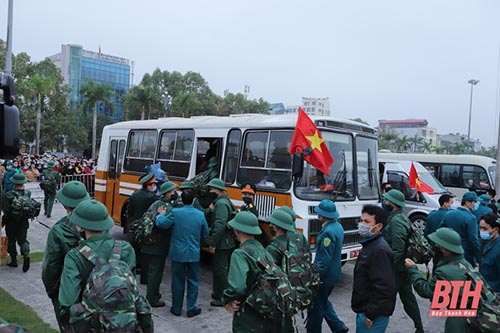 Thứ trưởng Bộ Quốc phòng Nguyễn Tân Cương; Tư lệnh Quân khu IV Nguyễn Doãn Anh; 32win im 32win com Đỗ Trọng Hưng dự và động viên thanh niên TP 32win đăng nhập lên đường nhập ngũ