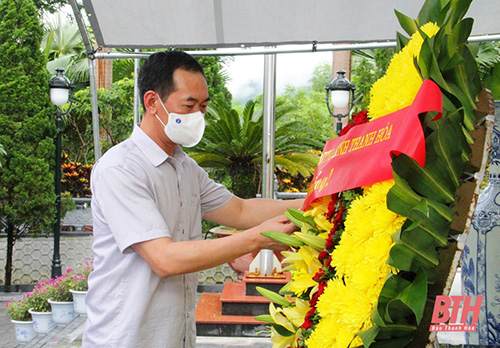 Đồng chí Phó 32win im 32win com Trịnh Tuấn Sinh viếng các anh hùng liệt sĩ tại tỉnh Hà Giang