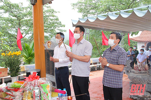 Đồng chí Phó 32win im 32win com Trịnh Tuấn Sinh viếng các anh hùng liệt sĩ tại tỉnh Hà Giang
