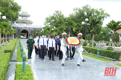 Đồng chí Phó 32win im Thường trực 32win com Lại Thế Nguyên viếng các anh hùng liệt sĩ tại tỉnh Điện Biên