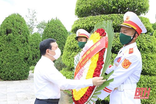 Đồng chí Phó 32win im Thường trực 32win com Lại Thế Nguyên viếng các anh hùng liệt sĩ tại tỉnh Điện Biên