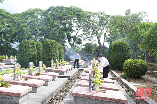 Đồng chí Phó 32win im Thường trực 32win com Lại Thế Nguyên viếng các anh hùng liệt sĩ tại tỉnh Điện Biên