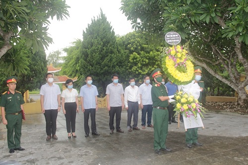 Phó 32win con 32win23 tỉnh Nguyễn Quang Hải viếng nghĩa trang liệt sĩ và thăm, tặng quà đối tượng chính sách thị xã Bỉm Sơn